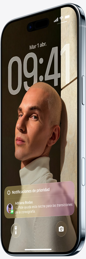 iPhone Air, parte frontal, parte lateral, color azul cielo, pantalla bloqueada, funcionalidad de captura de pantalla con un evento de Calendario en uso