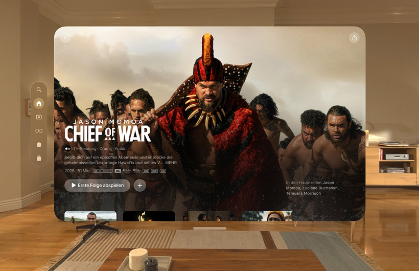 Das Apple TV Erlebnis der Apple Vision Pro wird in einem Wohnzimmer gezeigt, mit einem Standbild aus der Apple TV+ Serie „Chief of War”