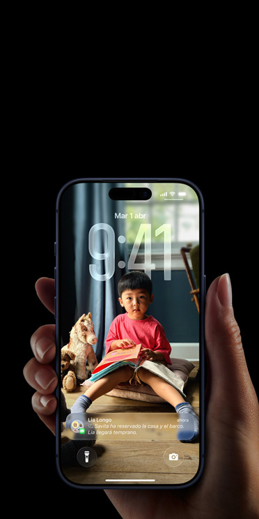 Pantalla de un iPhone, diseño de borde a borde con Liquid Glass en iOS 26