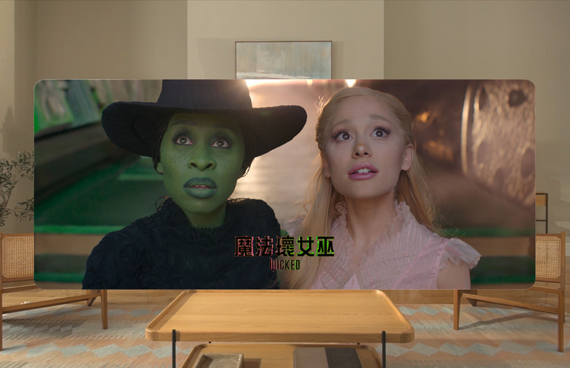 Apple Vision Pro 上的 Apple TV app 顯示電影《魔法壞女巫》中的兩位主角。