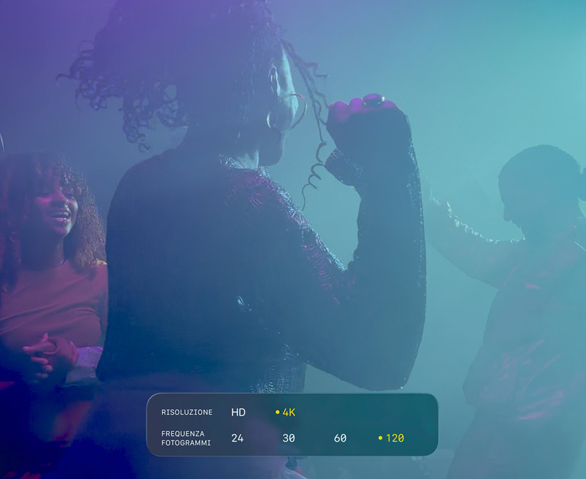 Una schermata con tre persone che ballano in condizioni di scarsa luminosità, per mostrare le capacità della registrazione video in Dolby Vision 4K a 120 fps