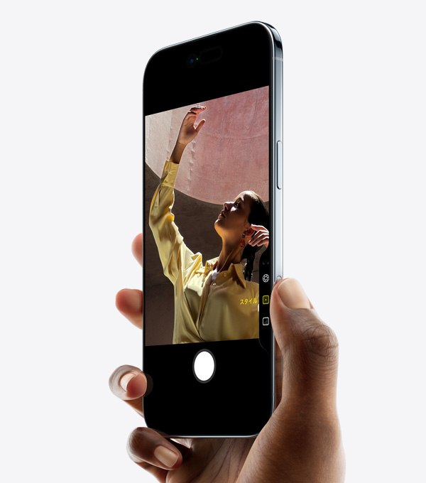 手に持ったiPhone Airの前面と側面の外観。親指がカメラコントロールボタンの上に置かれている。薄いデザイン、Dynamic Island、サイドボタンが見えている