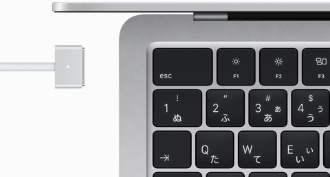 シルバーのMacBook Airと同じカラーのMagSafeケーブル