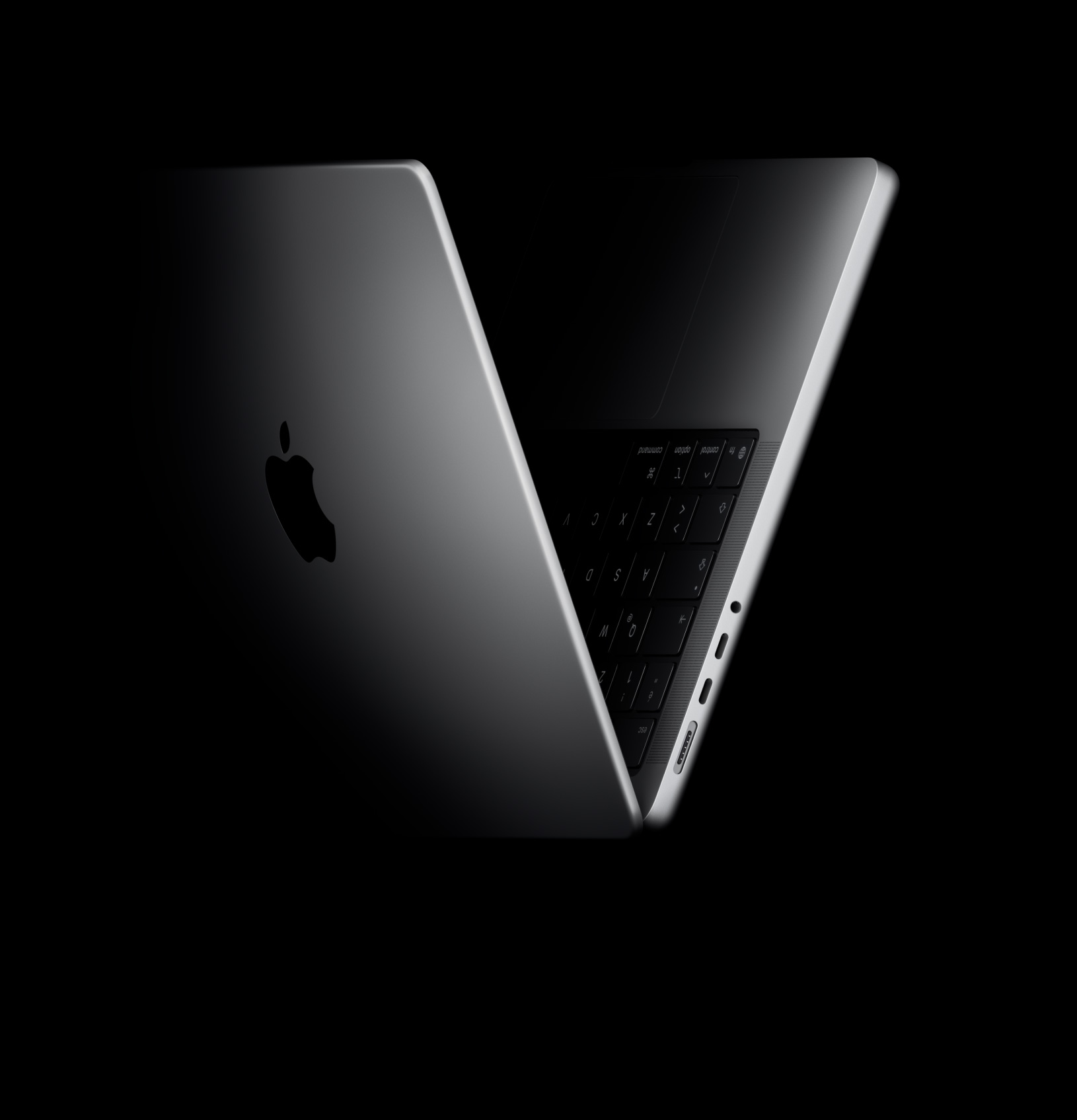 M5 çipi temsil etmek üzere V şeklinde yerleştirilmiş MacBook Pro