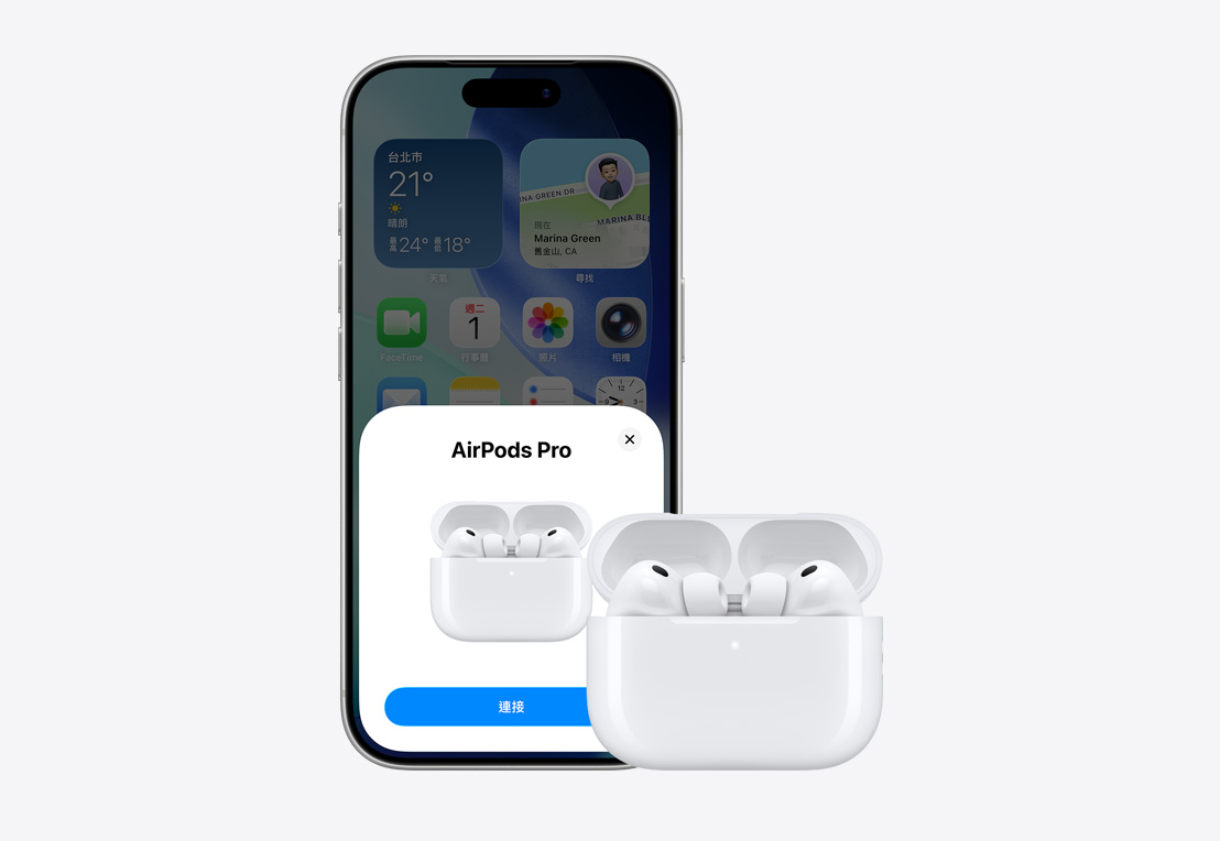 iPhone 機身正面，螢幕上出現 AirPods 連線的彈出式視窗，AirPods 位於打開的充電盒中，並擺放在 iPhone 旁邊