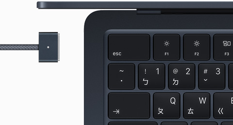 午夜色 MacBook Air 搭配顏色相襯的 MagSafe 連接線