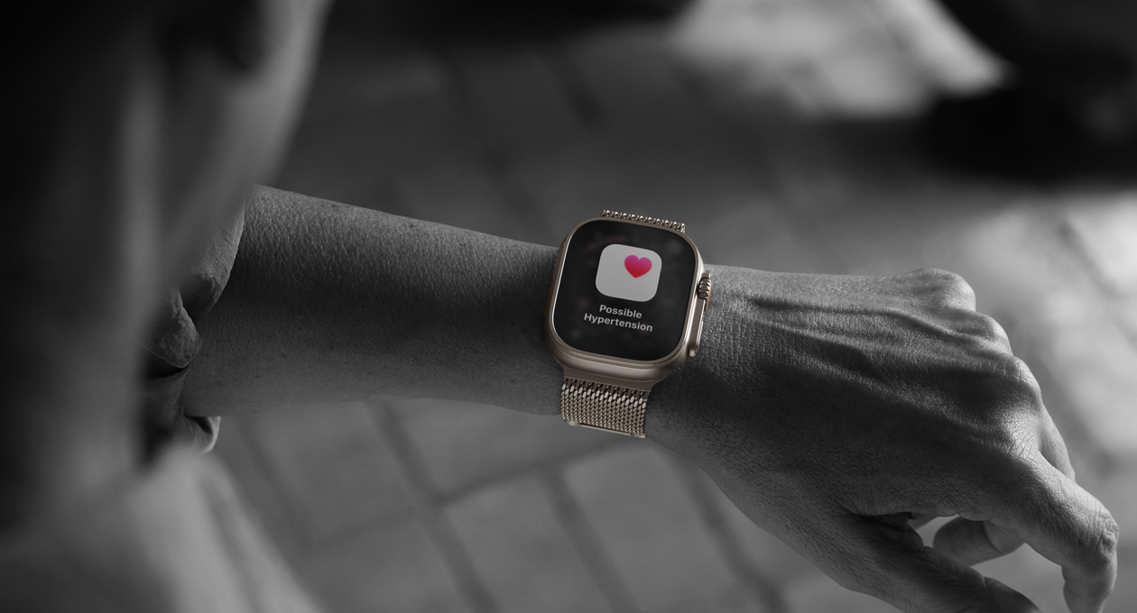 Inimene kontrollib Apple Watch Ultra 3 rakenduses Health hüpertensiooni hoiatust