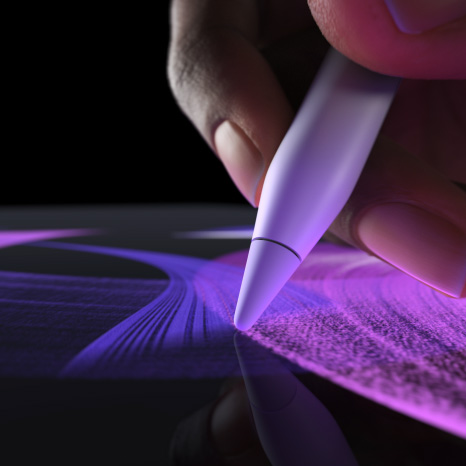 Animation des Apple Pencil Pro, Seitenansicht, Farbe Weiß, eine Hand hält den Pencil und zeichnet einen kräftigen blauen Pinselstrich