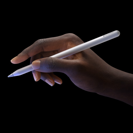 Animation des Apple Pencil Pro, Seitenansicht, schlankes Design mit Touch Sensor in der Nähe der Spitze, die Farbe Violett spiegelt sich vom iPad Pro Display, eine Hand hält ihn seitlich mit ausgestrecktem Zeigefinger und zeigt das Doppeltipp Feature