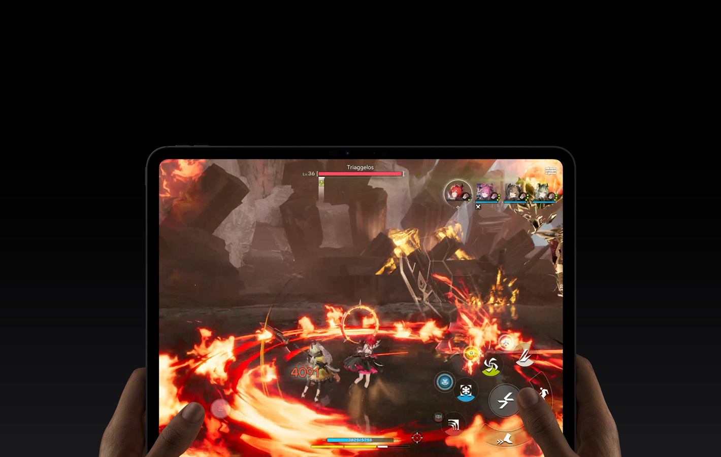 جهاز iPad Pro، الجزء الأمامي الخارجي، اليدان اليسرى واليمنى تحملان الجهاز بالوضع الأفقي، زوايا مدورة، إطار شاشة أسود، شاشة تعرض لعبة Arknights: Endfield قيد التشغيل‏