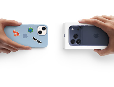 Naast elkaar: een hand die iPhone 13 in een siliconenhoesje met stickers op de achterkant vasthoudt en een hand die een nieuwe iPhone 17 in de verpakking vasthoudt als voorstelling van inruilen