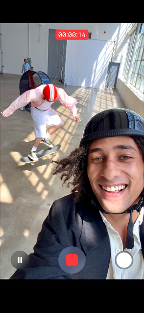 iPhone Air, Vorderseite, das Feature Ultrastabilisiertes Video wird verwendet, um ein Video mit viel Bewegung aufzunehmen