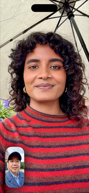 iPhone Air, parte frontal, funcionalidad Center Stage para videollamadas en uso y dos personas en una llamada de FaceTime