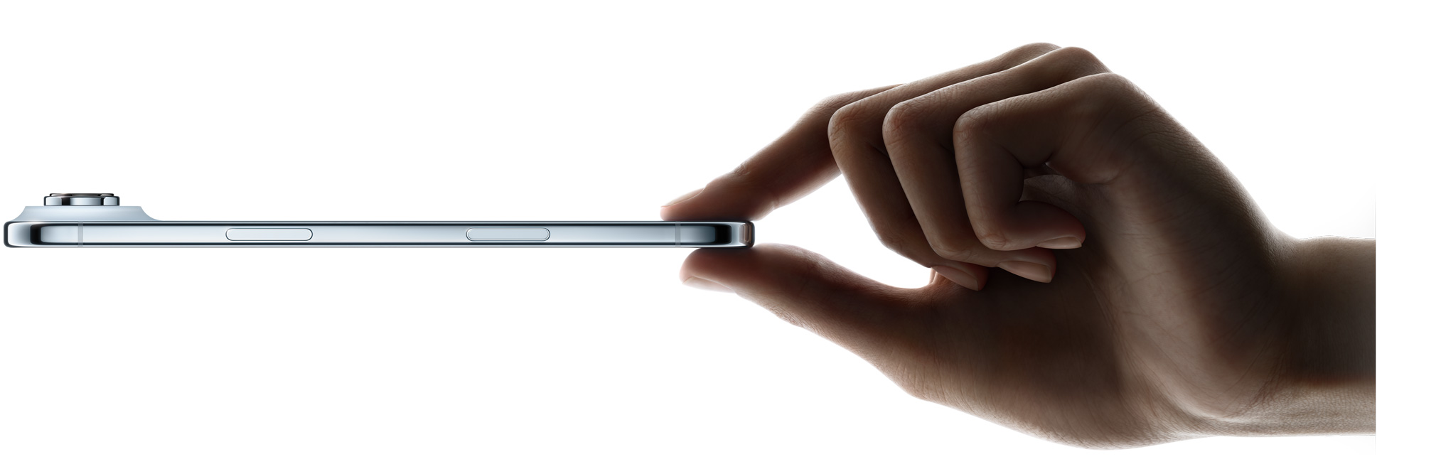 Dedos índice y pulgar sostienen un iPhone Air, parte lateral, color azul cielo, perfil delgado, sistema de cámara Fusion, botones: lateral, Control de la Cámara